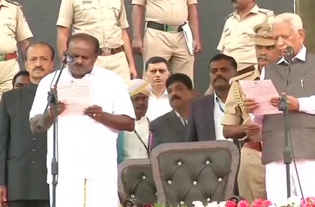 இன்று கர்நாடகத்தின்  24-வது முதல்வராக குமாரசாமி பதவியேற்றார் !