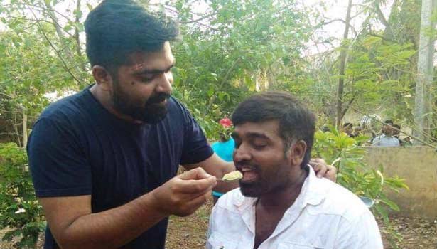 சிம்பு - விஜய் சேதுபதிக்கு படப்பிடிப்பின் போது உணவு ஊட்டிவிட்டுள்ளார் !