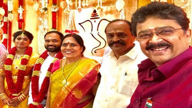 தலைமறைவு எஸ்.வி.சேகர் - அமைச்சர் கடம்பூர் ராஜூ இல்ல திருமண விழாவில் செல்பி !!